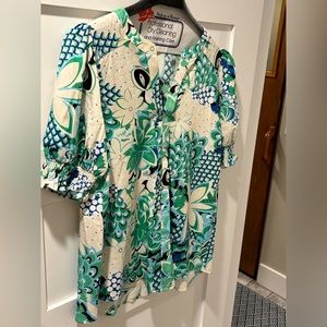 Crisp short sleeve top with puffed sleeves